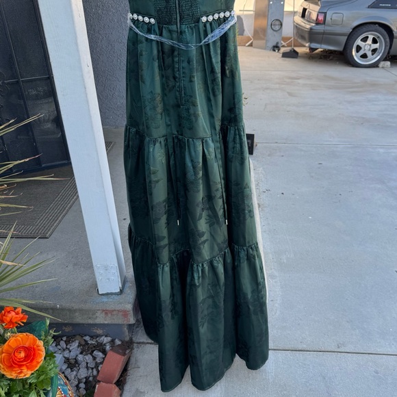 V. Chapman the Emma dress in emerald - Picture 10 of 12